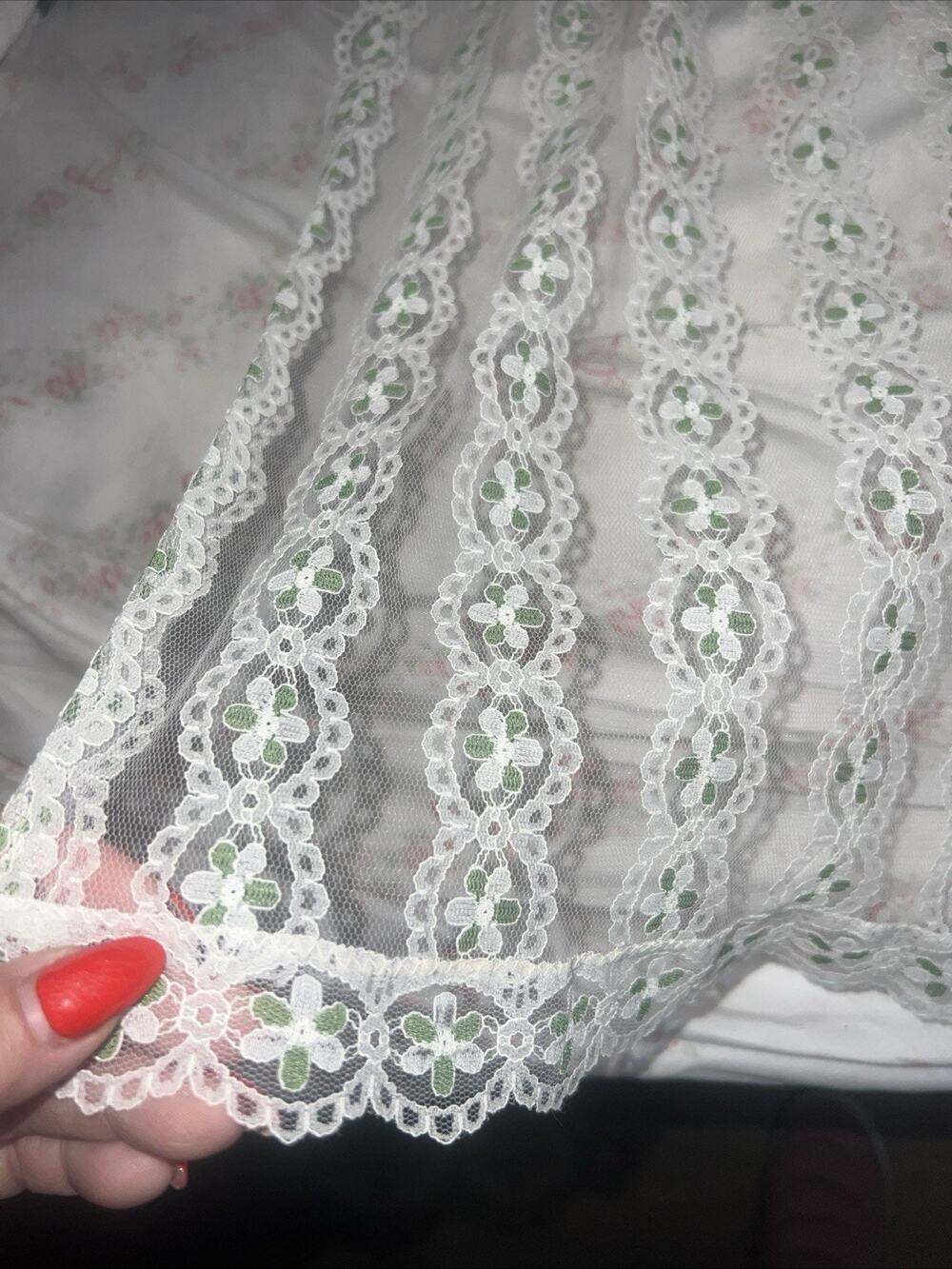VTG White Lace Table Runner 49x14.5 Green Floral Embroidery Cottage Shabby Chic
